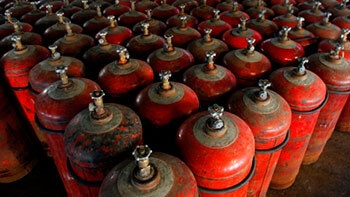 Уважаемые жители Псковской области! Поступает много вопросов об отсутствии газа на заправках для заполнения баллонов. Отмечаем, что на заправках газ в баллонах продается по коммерческой не регулируемой цене!.
