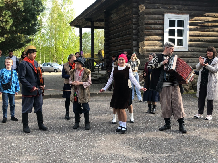 В деревне Бугрово Пушкиногорского района прошла историческая реконструкция победного майского вечера 1945 года, приуроченная к ежегодной Всероссийской акции «Ночь музеев», тема которой в этом году «Герои».. В деревне Бугрово Пушкиногорского района прошла историческая реконструкция победного майского вечера 1945 года, приуроченная к ежегодной Всероссийской акции «Ночь музеев», тема которой в этом году «Герои»..